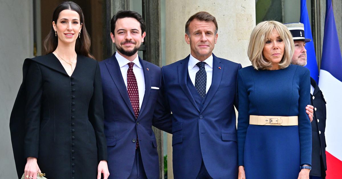 Bref répit pour Emmanuel et Brigitte Macron : leur chaleureuse rencontre avec Hussein et Rajwa de Jordanie à l’Élysée en images