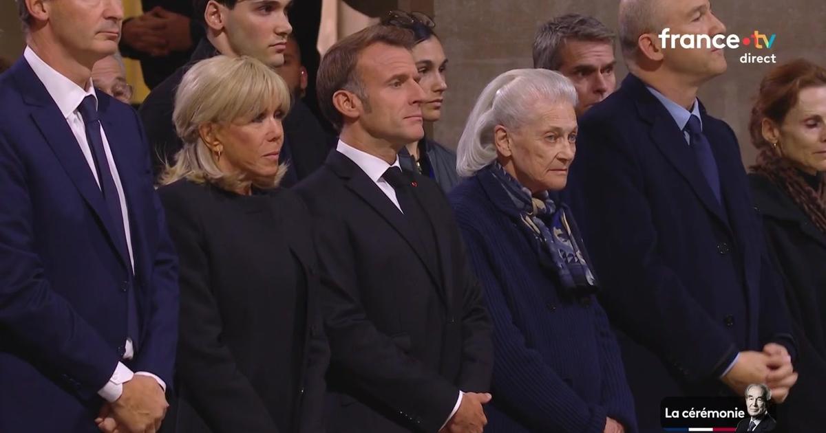 Robert Badinter au Panthéon : les images émouvantes de sa veuve Elisabeth dans les bras d’Emmanuel et Brigitte Macron