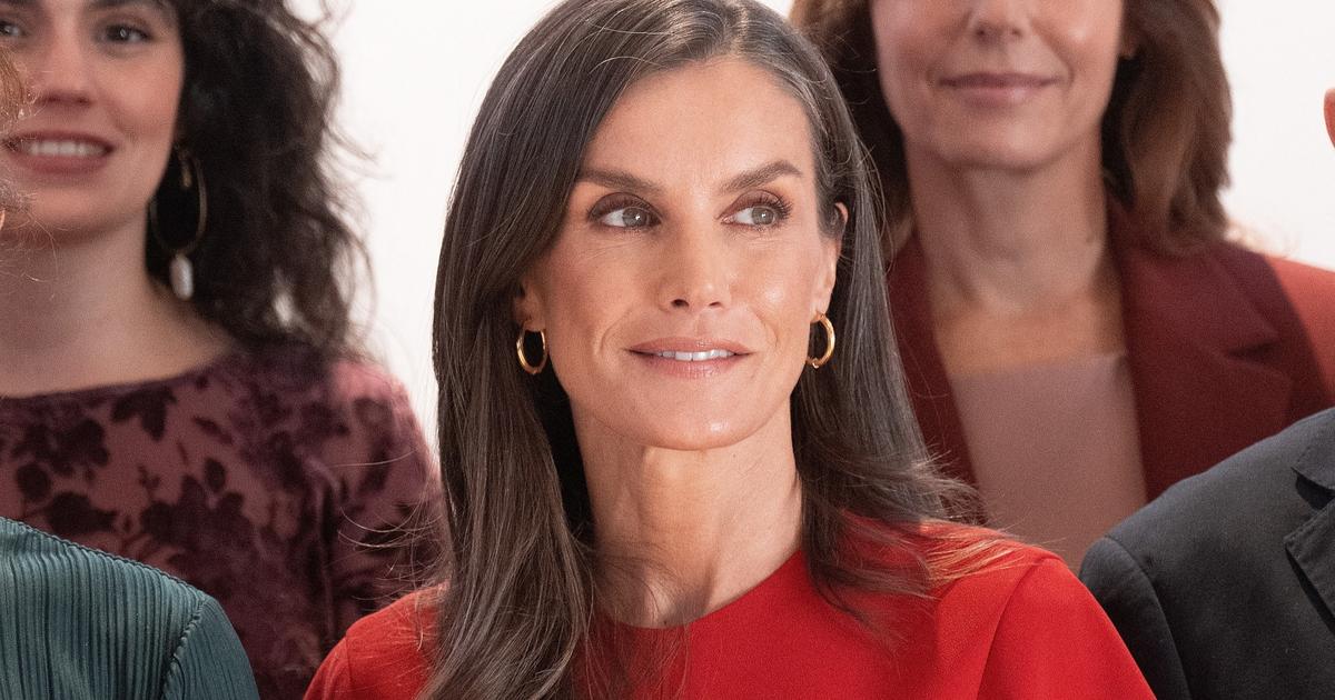 Letizia d’Espagne fait une apparition flamboyante à Madrid en total look rouge monochrome