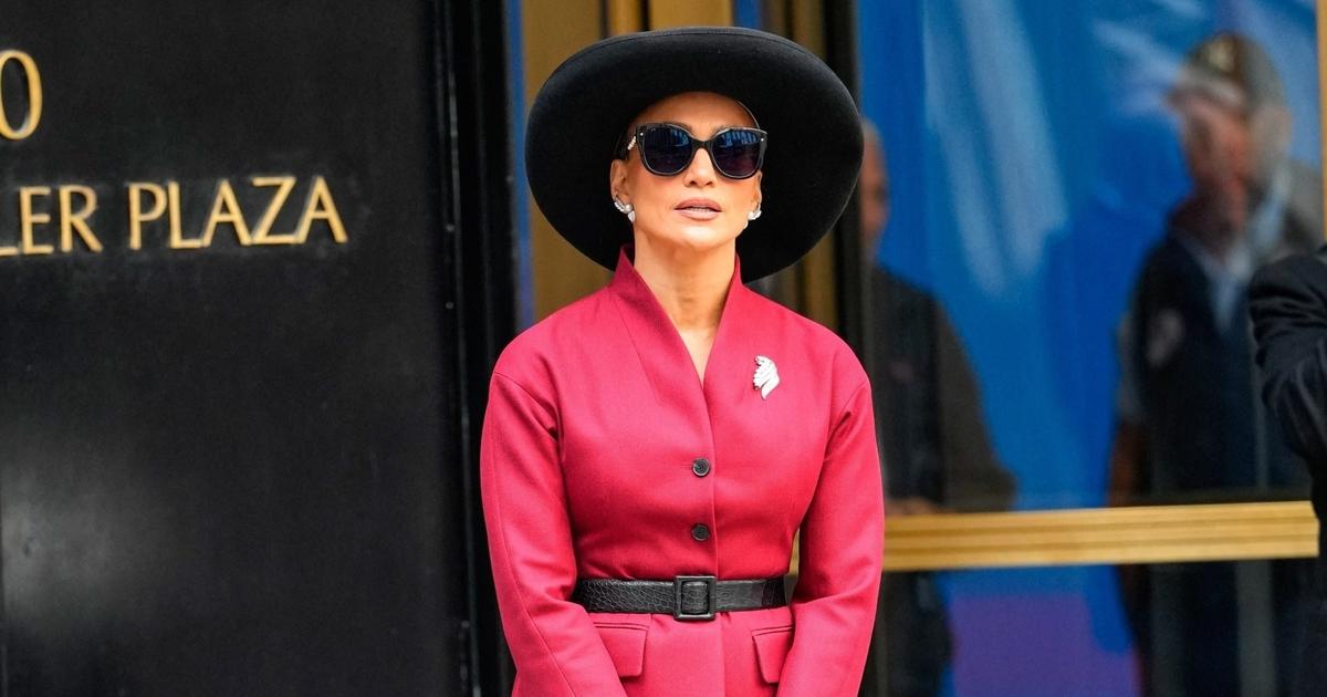 Tailleur fuchsia et chapeau noir : Jennifer Lopez réinvente l’élégance rétro dans les rues de New York