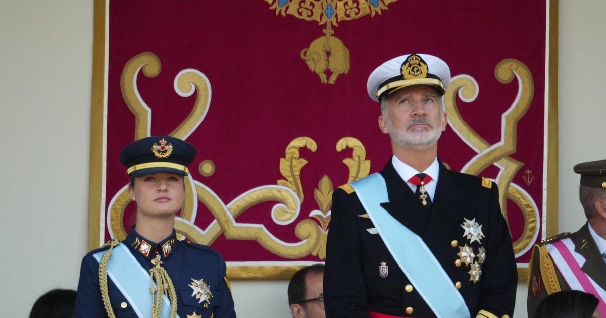 Aux côtés de Letizia d’Espagne et Felipe VI, Leonor impressionne en uniforme de militaire pour la fête nationale