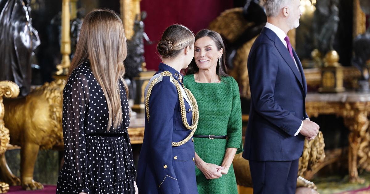 REPORTAGE - Letizia d’Espagne aux petits soins pour Leonor et Sofia lors de la Fête nationale