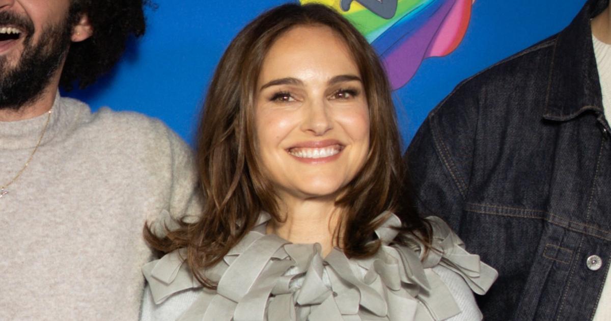 Natalie Portman tout sourire et toutes jambes dehors à Paris dans sa minijupe en jean