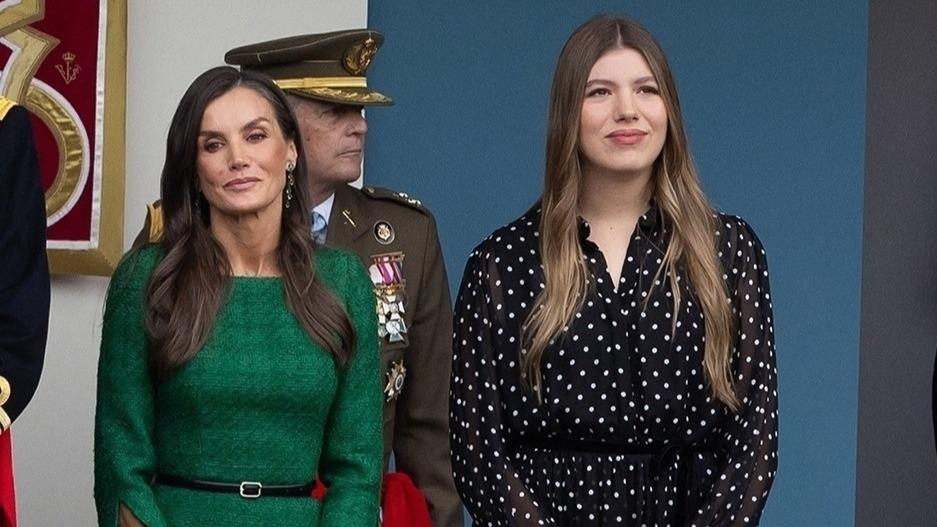 Sofia d’Espagne craque pour l’imprimé star de l’année, sur une robe de la marque préférée de sa mère Letizia