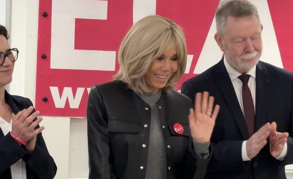 VIDÉO GALA - Brigitte Macron lit la dictée d’ELA : sourires et bains de foule pour la Première dame !