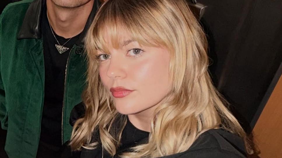 Louane craque pour la frange vaporeuse, adorée des Parisiennes