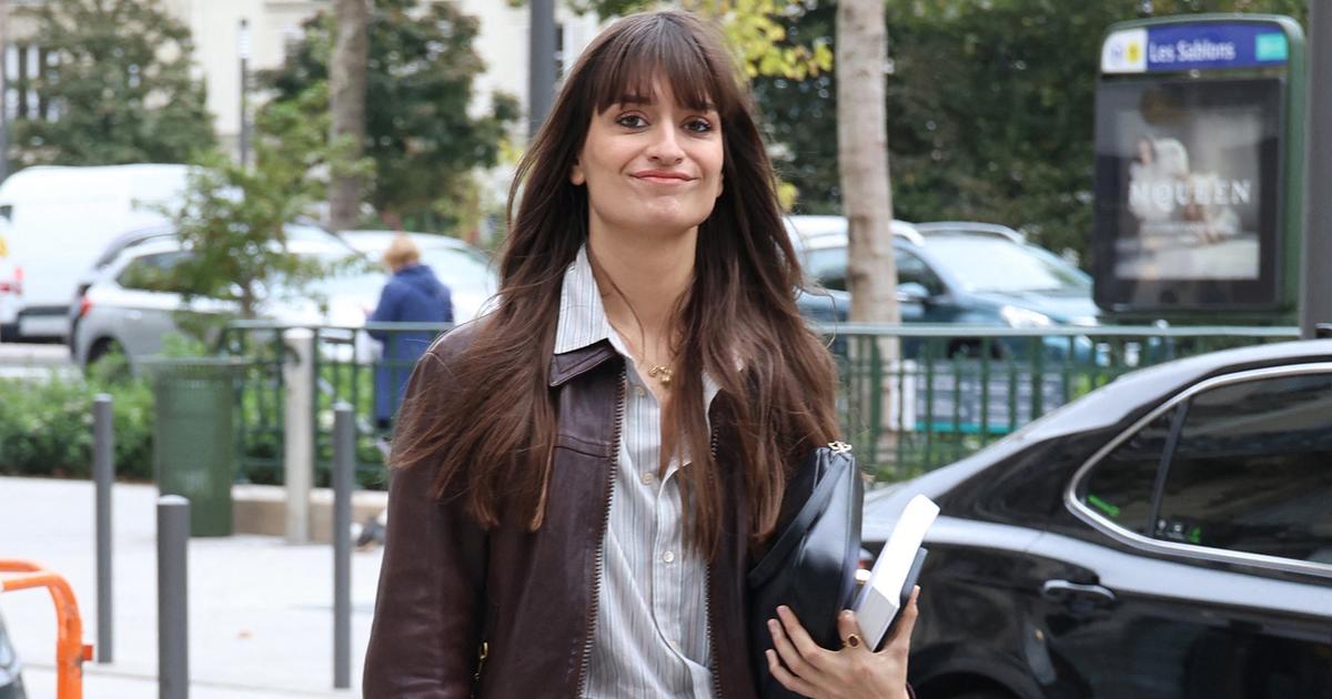 Clara Luciani cède à son tour au blouson en cuir couleur chocolat, le best-seller de l’automne