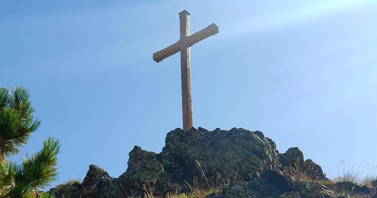 Dans les Hautes-Alpes, une croix de montagne retirÃ©e par hÃ©licoptÃ¨re ravive la querelle...