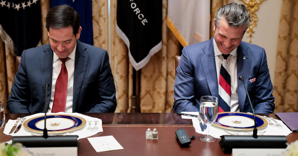 Guerre en Ukraine : la cravate Â«aux couleurs russesÂ» de Pete Hegseth vivement critiquÃ©e