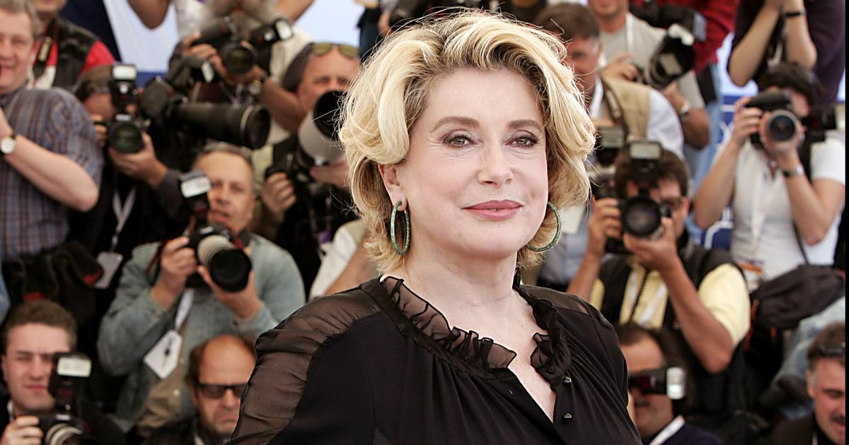 Catherine Deneuve : du manteau léopard à la petite robe noire, les 5 pièces culte de son vestiaire à la française