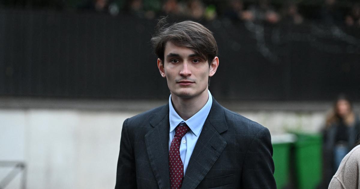 AurÃ©lien Enthoven, le fils de Carla Bruni, apparaÃ®t trÃ¨s Ã©mu lors du rassemblement en...