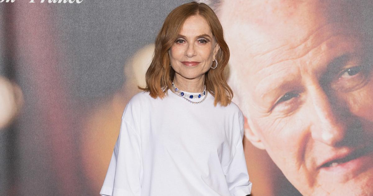 Diamants sur t-shirt blanc ! Isabelle Huppert donne une leçon de style à Lyon, en total look Balenciaga