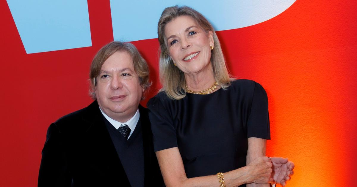 Caroline de Monaco de passage à Paris : la princesse recycle l’une de ses robes aux broderies pop pour un dîner prestigieux