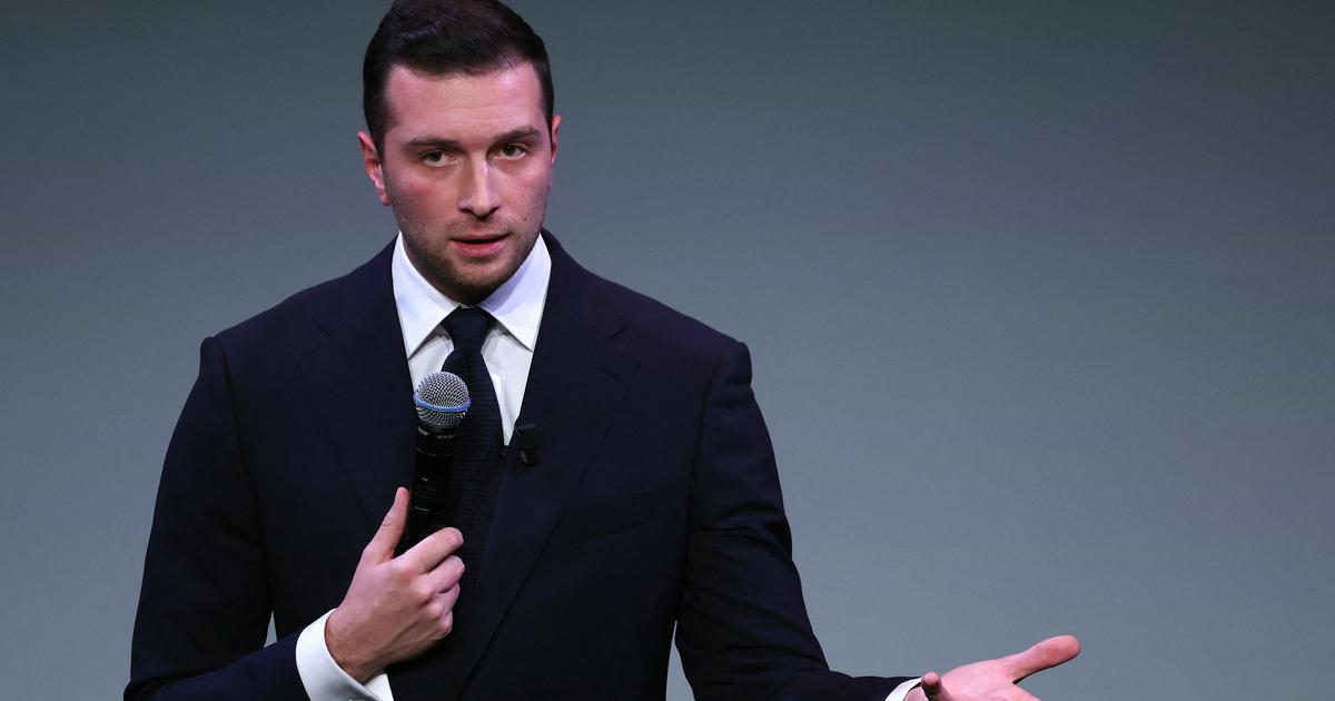 Seul en scène, Jordan Bardella lance son nouveau livre à deux pas de l’Élysée