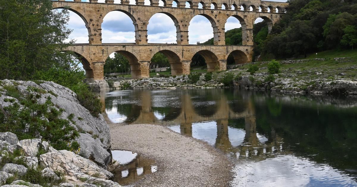 Des drapeaux palestiniens déroulés le long du Pont du Gard par des dizaines de militants lors d’une action surprise