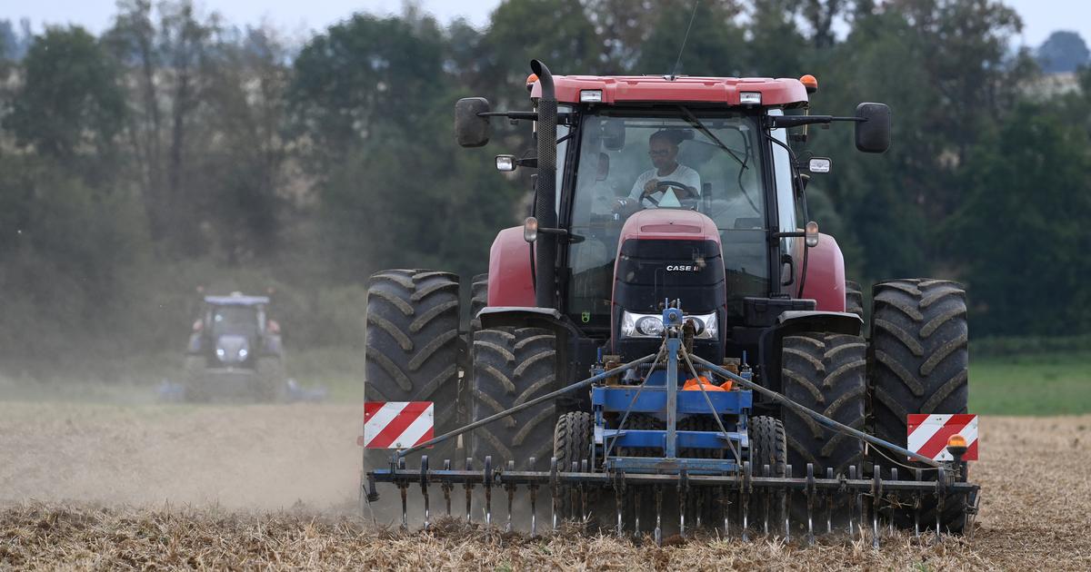 Un agriculteur détruit avec son tracteur plusieurs véhicules de chasseurs garés près de son champ