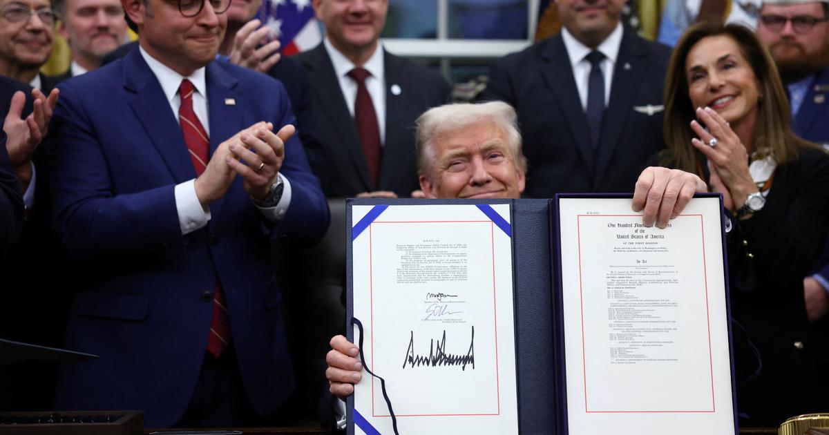 Trump Signs Law Ending US Government Shutdown