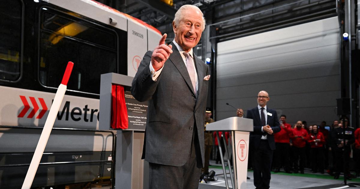 Cette drôle de vidéo de Charles III en train de conduire un tramway au Pays de Galles sur un morceau d’Oasis