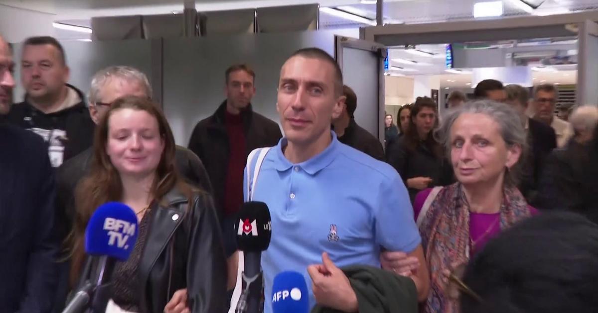 «Vive la liberté»: en vidéo, les premiers mots émus de Camilo Castro, le Français libéré par le Venezuela, lors de son arrivée à Paris
