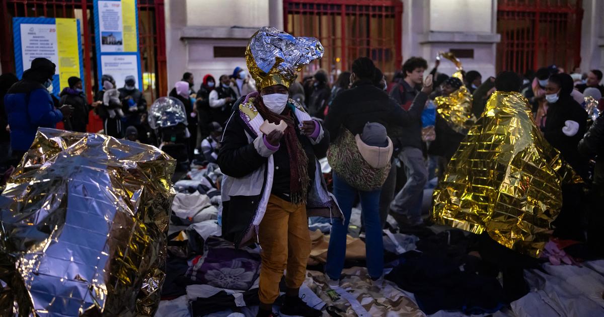 Paris : la mairie du XXe arrondissement a accueilli pour la nuit des migrants dans sa salle de...