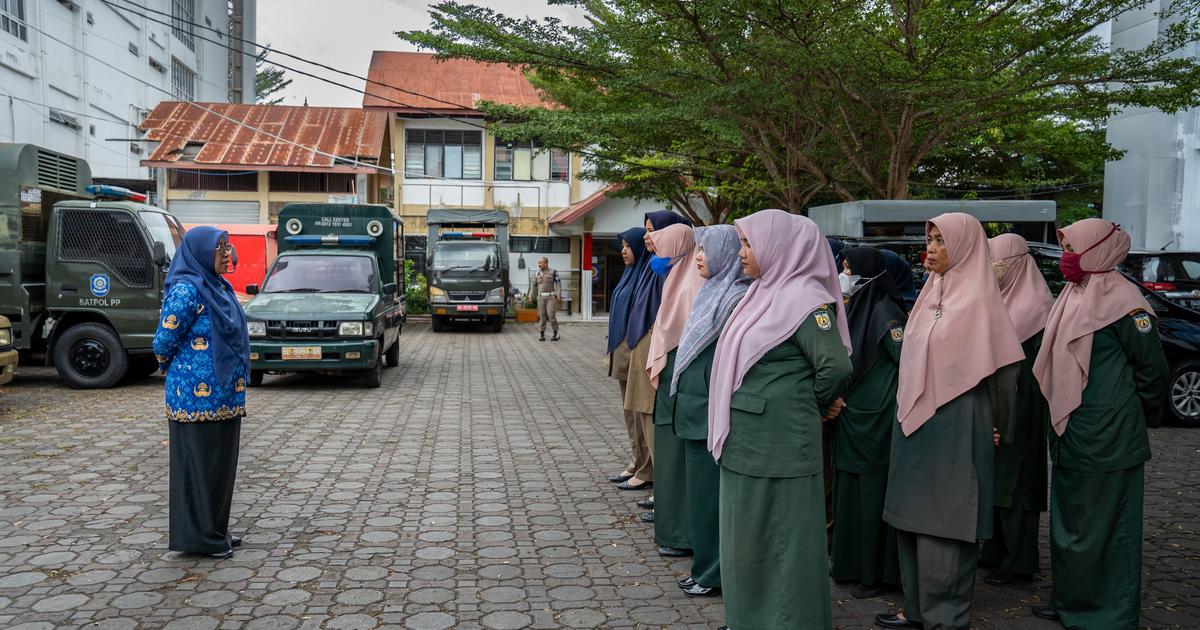 Coups de bÃ¢ton en place publique, police des mÅ“ursâ€¦ En IndonÃ©sie, la loi islamique...