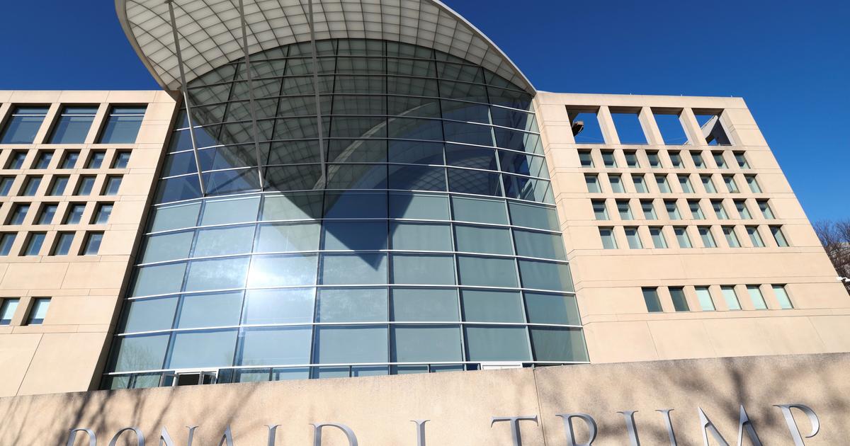 Ã€ Washington, le nom de Donald Trump inscrit sur la faÃ§ade de l'Institut amÃ©ricain pour...