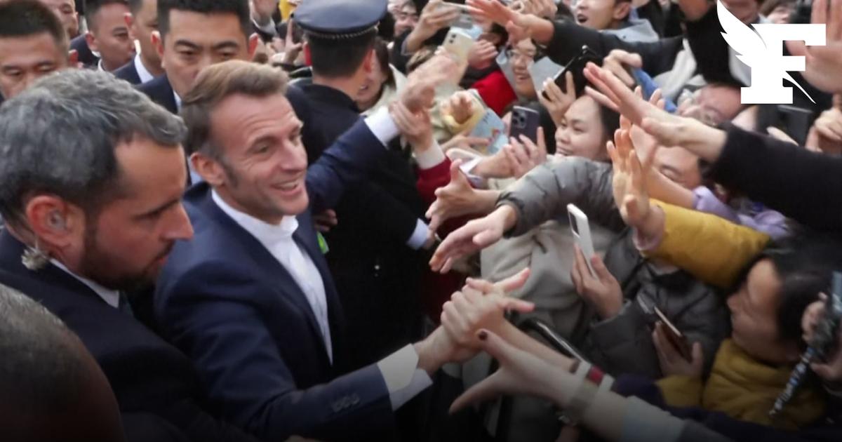 Macron saluant une foule à Chengdu lors de sa visite en Chine