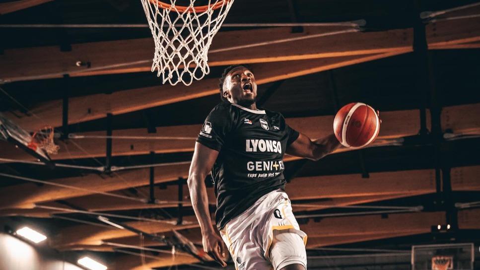 Basket : un joueur signe le dunk de lâ€™annÃ©e en reproduisant le cÃ©lÃ¨bre poster de...