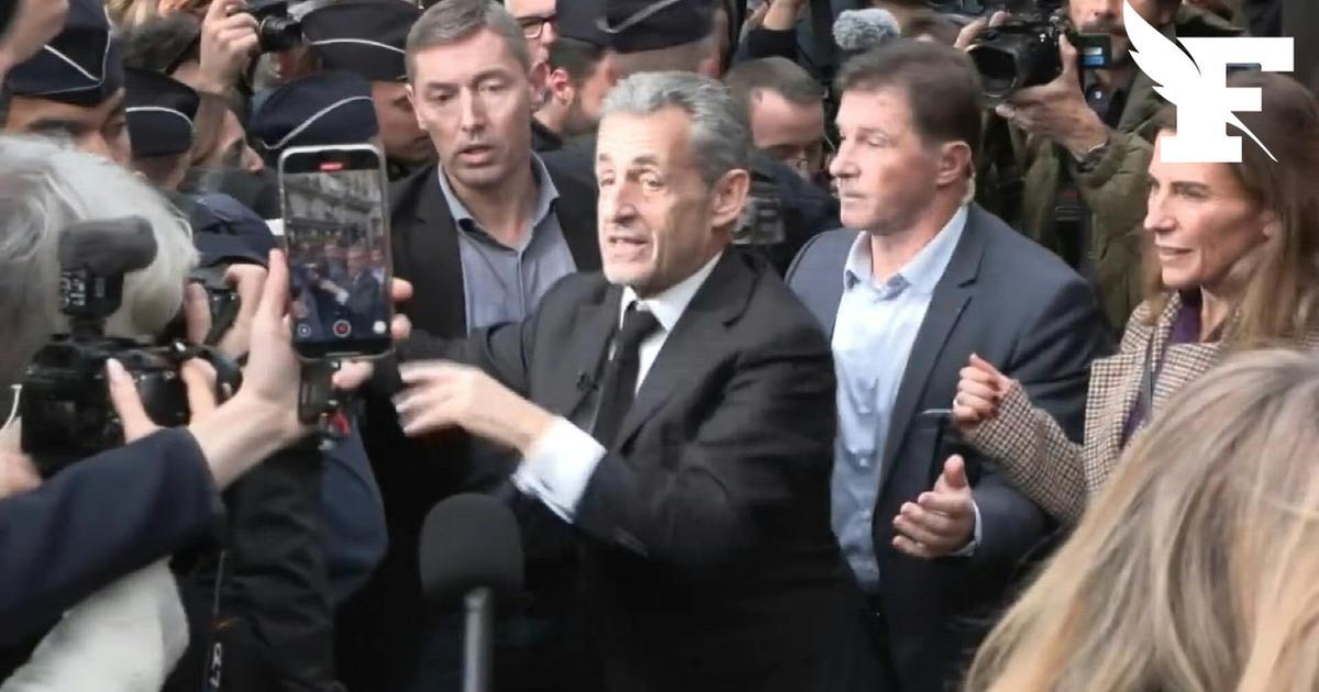 Â«Ta place est en prison !Â»: deux Femen tentent de perturber la sÃ©ance de dÃ©dicaces du...