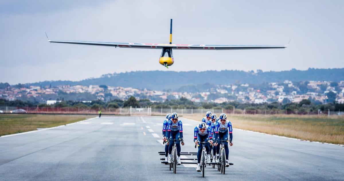 Cyclisme : les coureurs de lâ€™Ã©quipe Red Bull-Bora-Hansgrohe font dÃ©coller un planeur