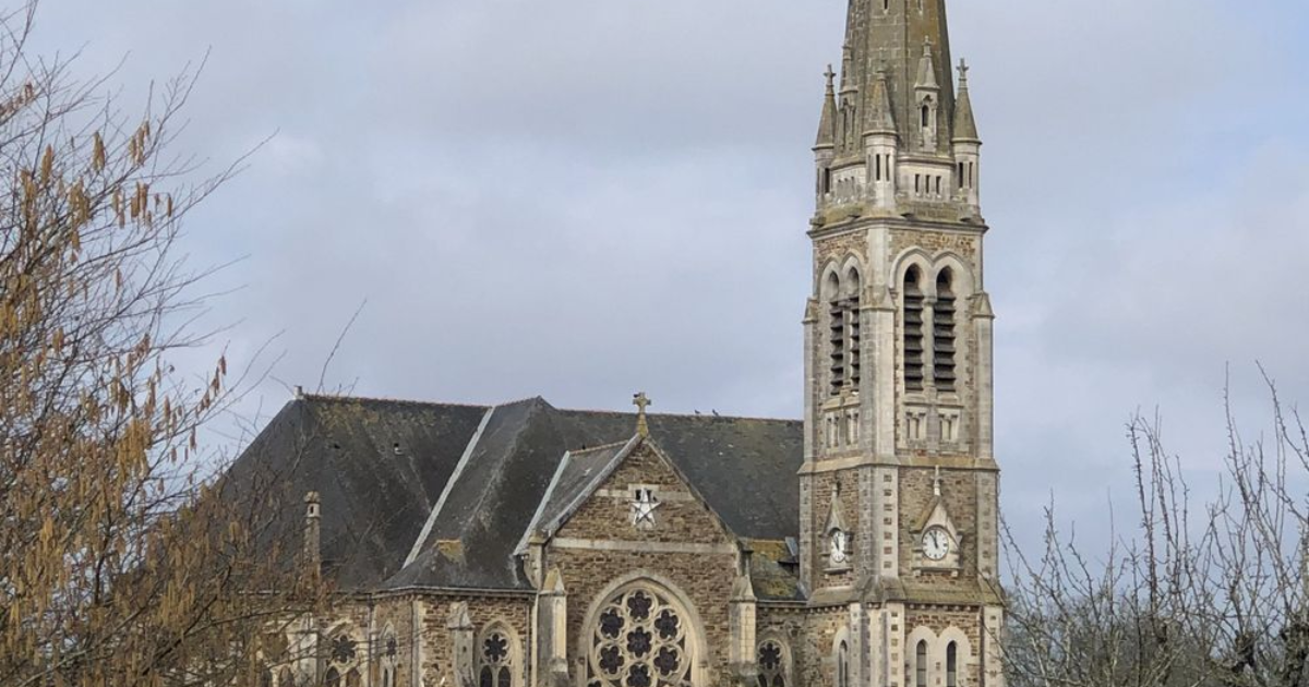Patrimoine religieux en péril : une église en danger provoque l’évacuation partielle d’un village près de Nantes