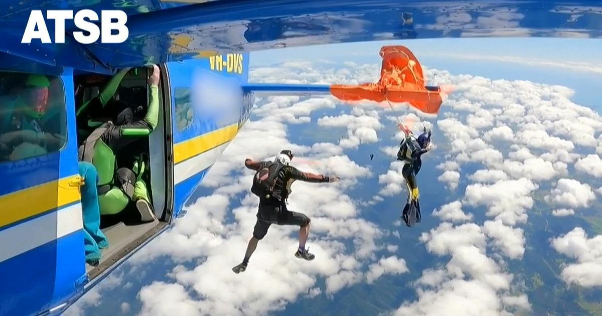 Pris au piÃ¨ge Ã  4500 mÃ¨tres du sol, il doit couper les fils de son parachute de secours...