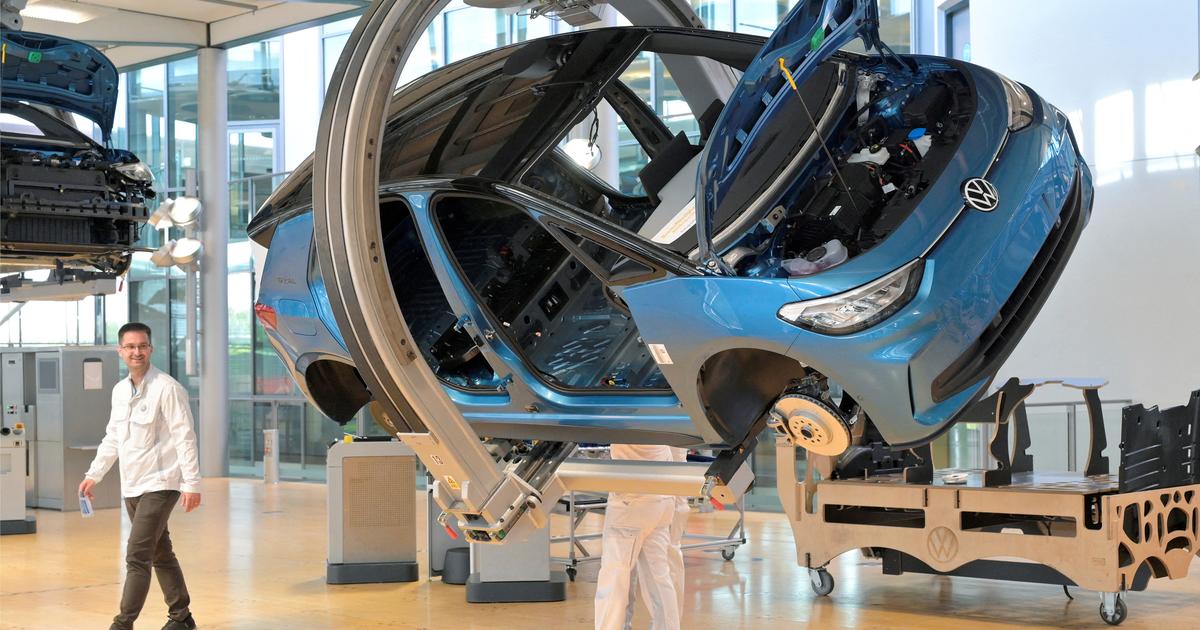 «Pragmatisme», «cadeau à la Chine», «gaspillage» : le renoncement de Bruxelles au tout électrique en 2035 divise l’Europe