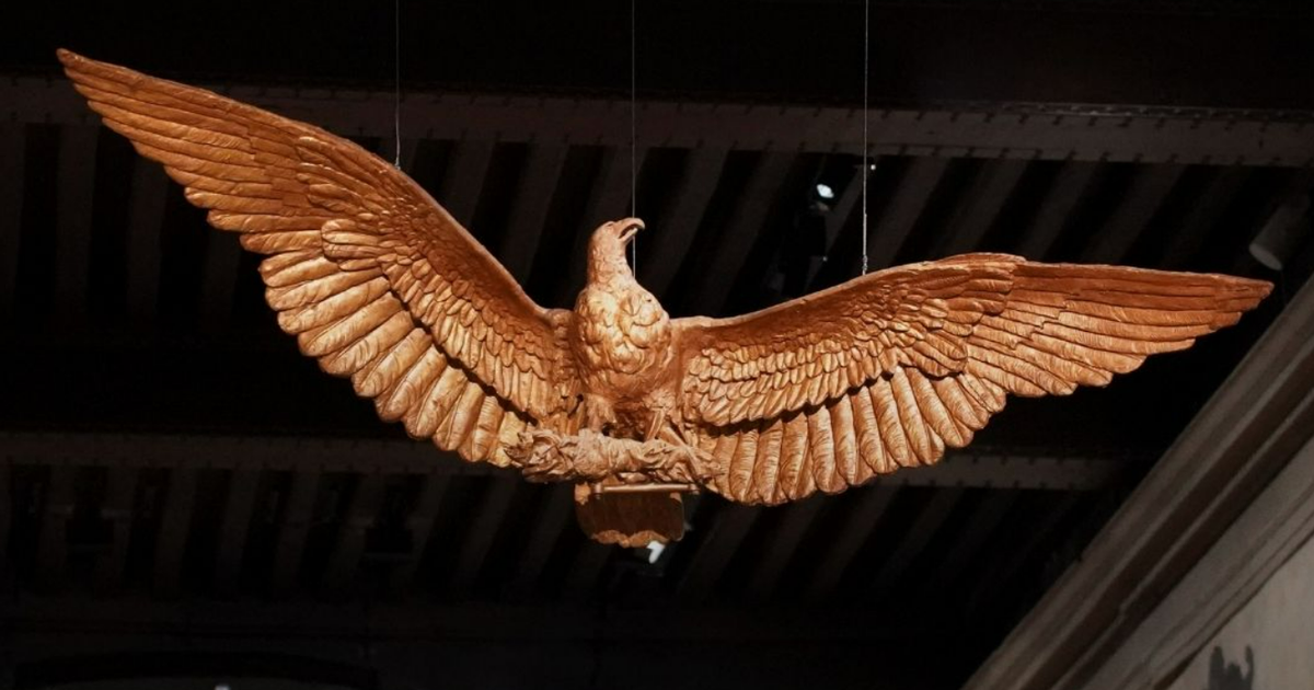 Retrouvé par hasard, un grand aigle impérial reprend sa place auprès de Napoléon