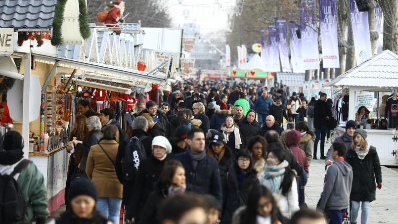 Sur le marchÃ© de NoÃ«l des Tuileries, le malaise des exposants face Ã  la provenance du vin...