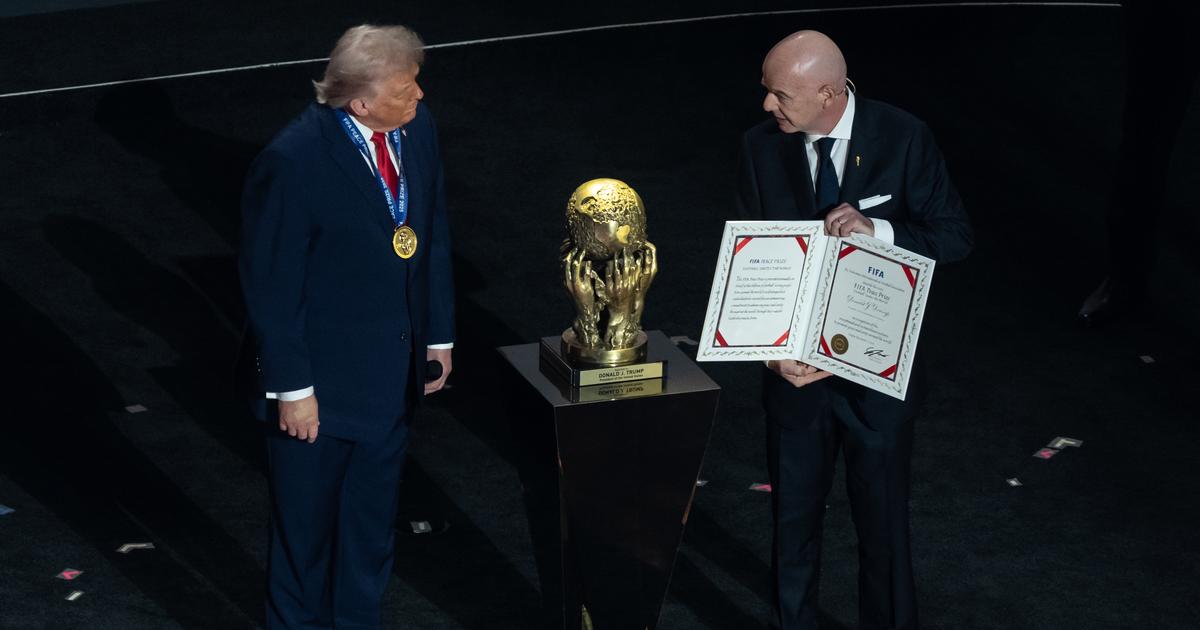 Soldats avec lui sur scÃ¨ne et dimension du trophÃ©e... les Ã©tonnantes exigences de Trump...