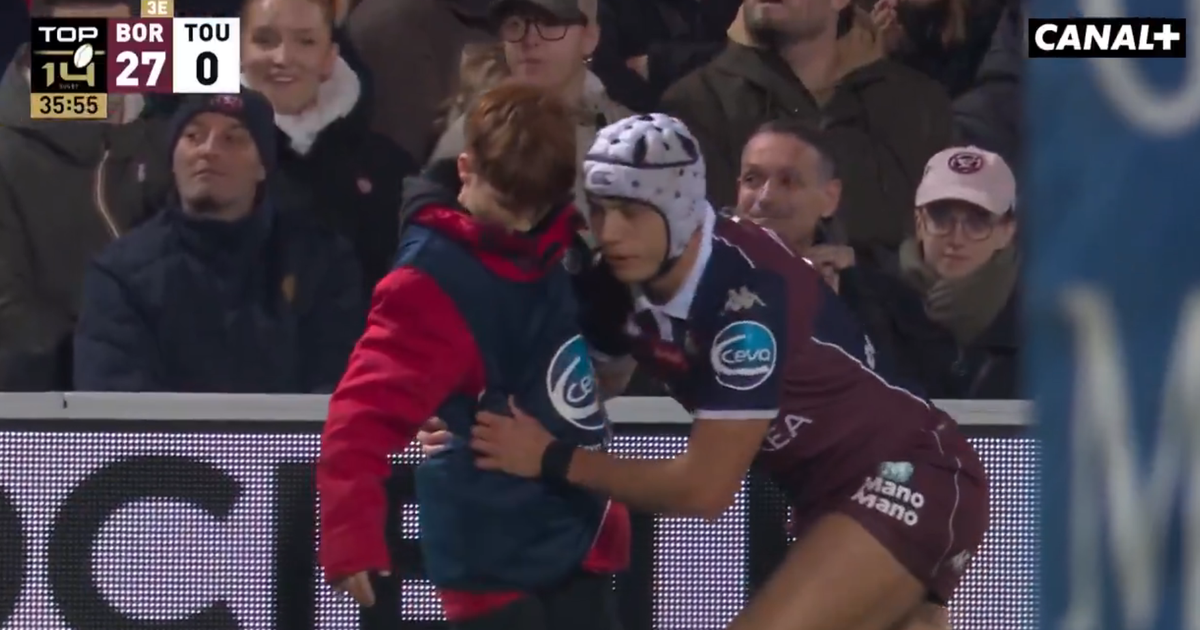 Top 14 : quand la fusée Bielle-Biarrey percute un ramasseur de balle avant de le prendre dans ses bras