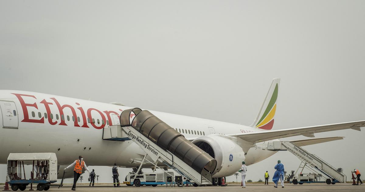 Sans escaliers à l’arrivée, des passagers d’un Boeing d’Air Congo sautent de l’avion pour débarquer