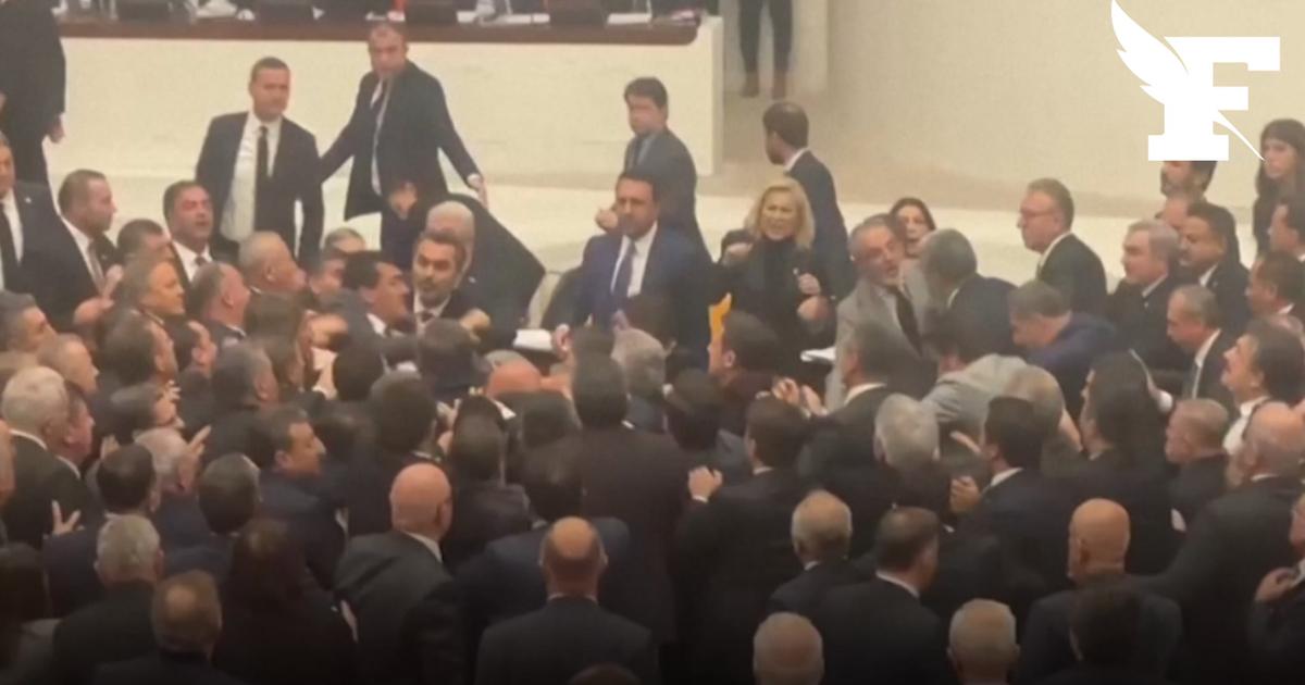 Turquie : une violente échauffourée éclate au Parlement, des députés échangent des coups de poing
