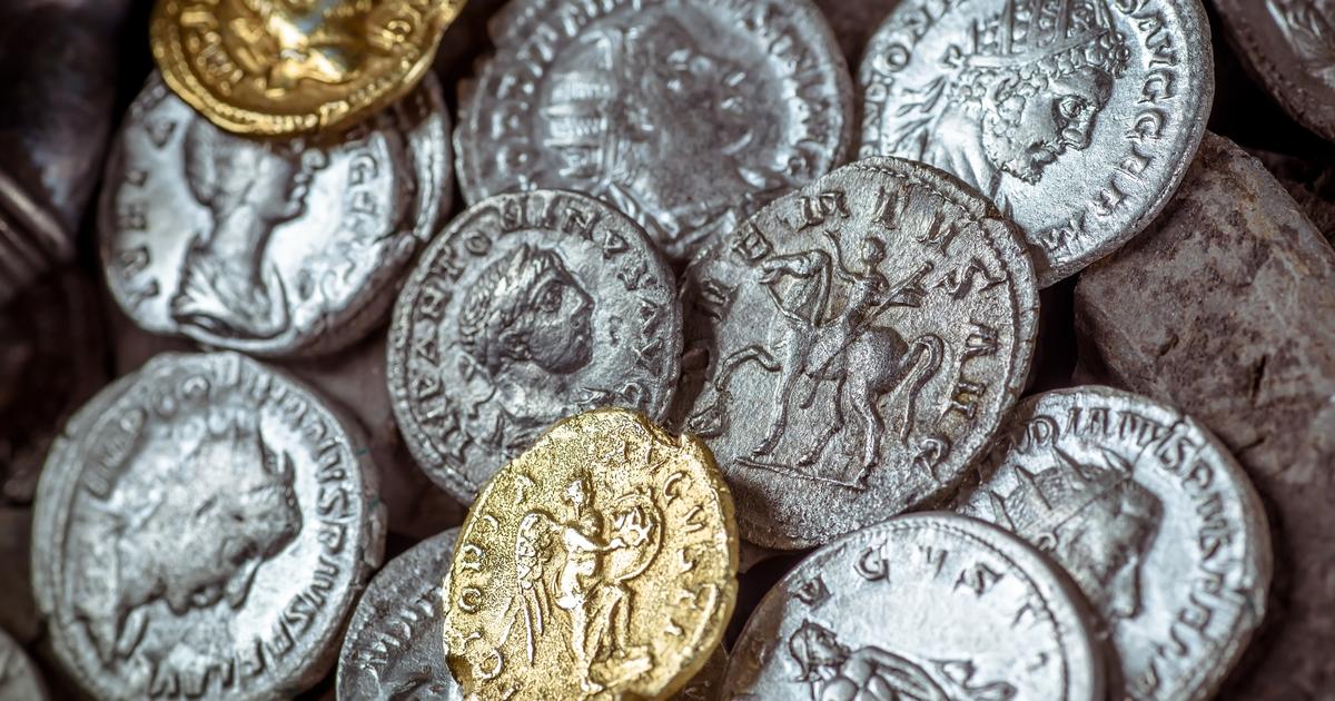 金属の銀は記録を破っていますが、なぜ金の 60 倍も安いのでしょうか?