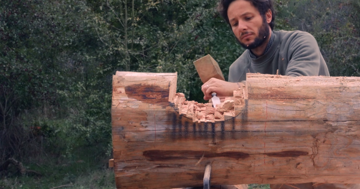 «Je coupe et je creuse mieux» : Vianney, barbe et cheveux longs, évoque la construction de sa cabane