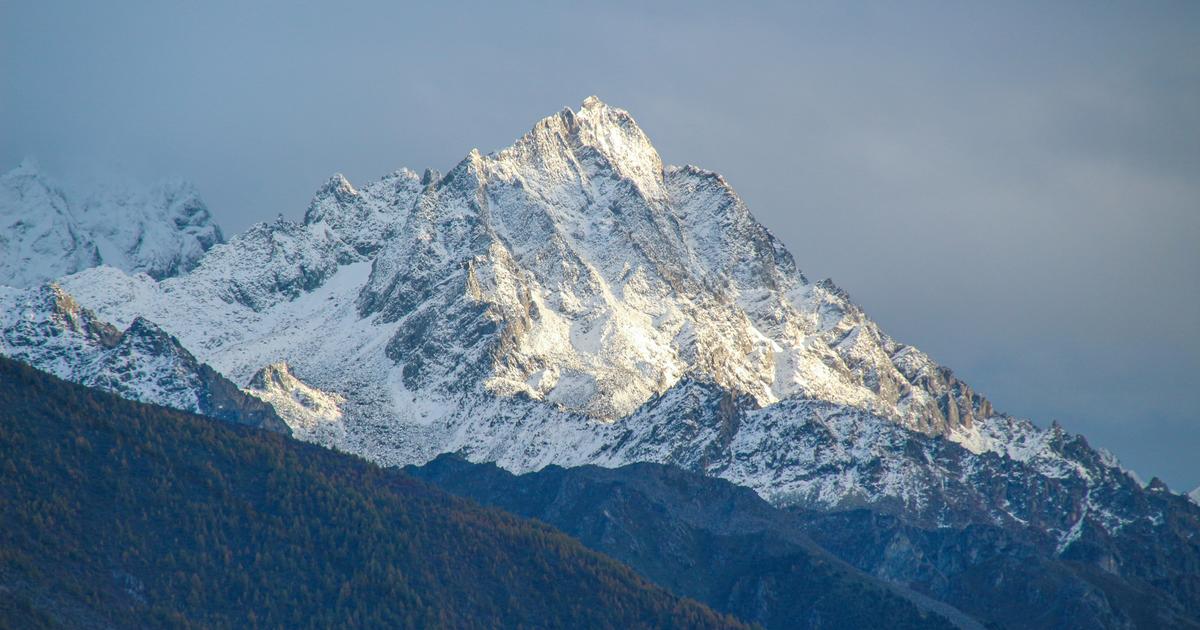 Des jumeaux Américains gravissent les plus hauts sommets du monde pour redessiner les cartes