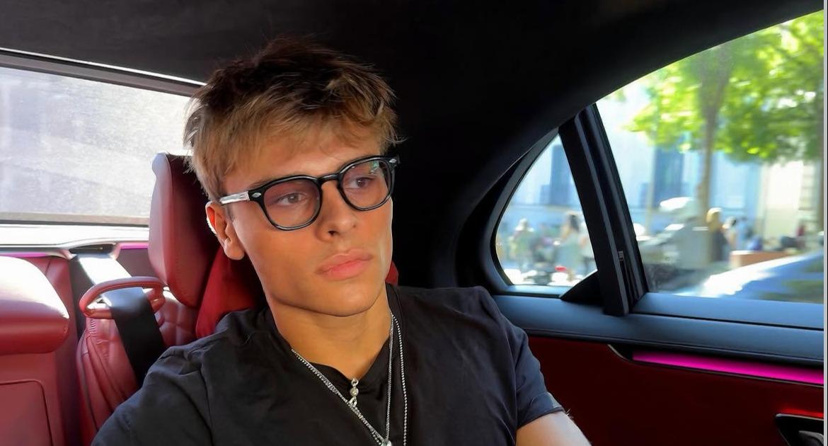 Torse nu et muscles saillants, Cameron Smet s’offre une séance détente pour le Nouvel An