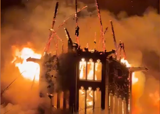Amsterdam : les images impressionnantes d’un gigantesque incendie qui a ravagé une église du XIXe siècle