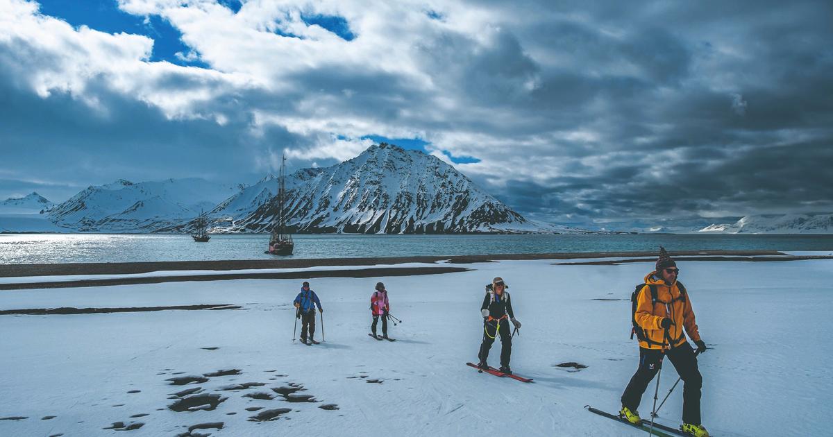 Au Svalbard, voile et ski sous le soleil de minuit