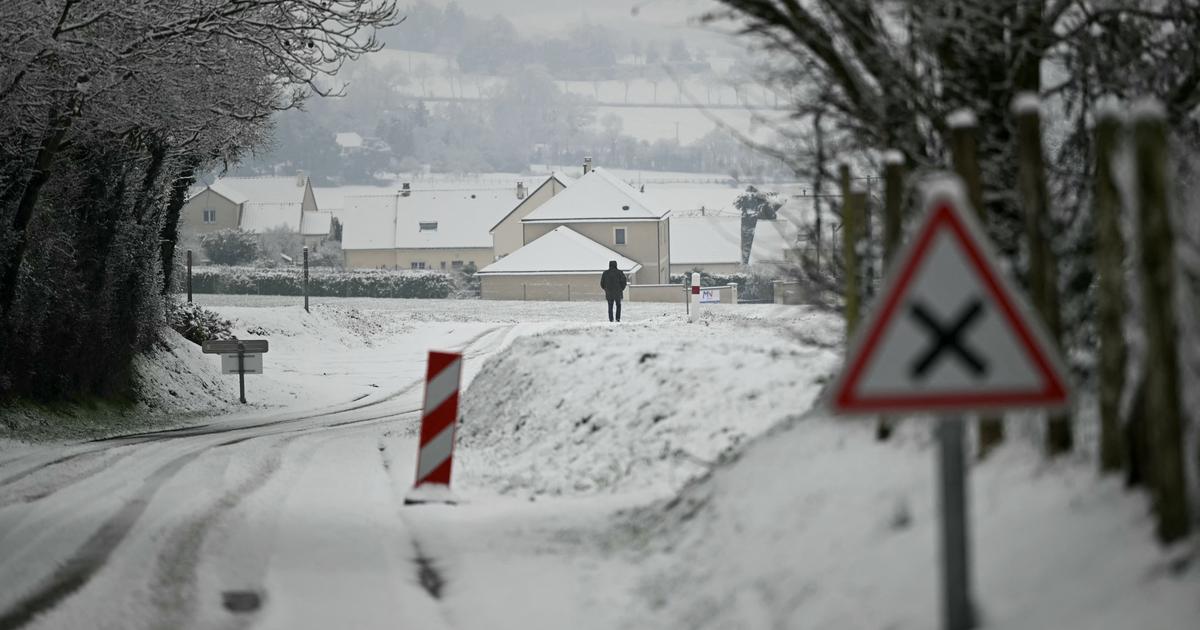 EN DIRECT - Neige et verglas : des flocons attendus cet après-midi en Île-de-France, circulation très difficile en Normandie