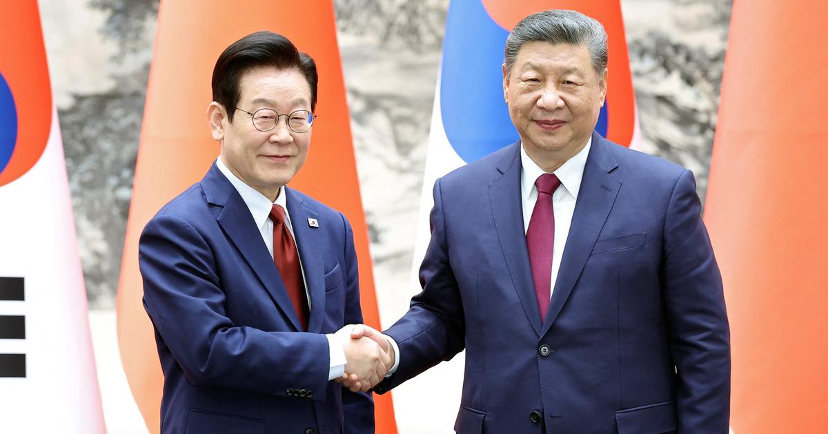 «La ligne est-elle sécurisée ?» : le président sud-coréen et Xi Jinping posent pour un selfie, le smartphone au cœur d’une blague sur l’espionnage