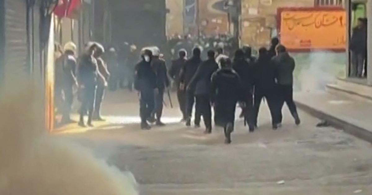 Tirs à balles réelles, gaz lacrymogène, arrestations... En Iran, le régime réprime sans retenue
