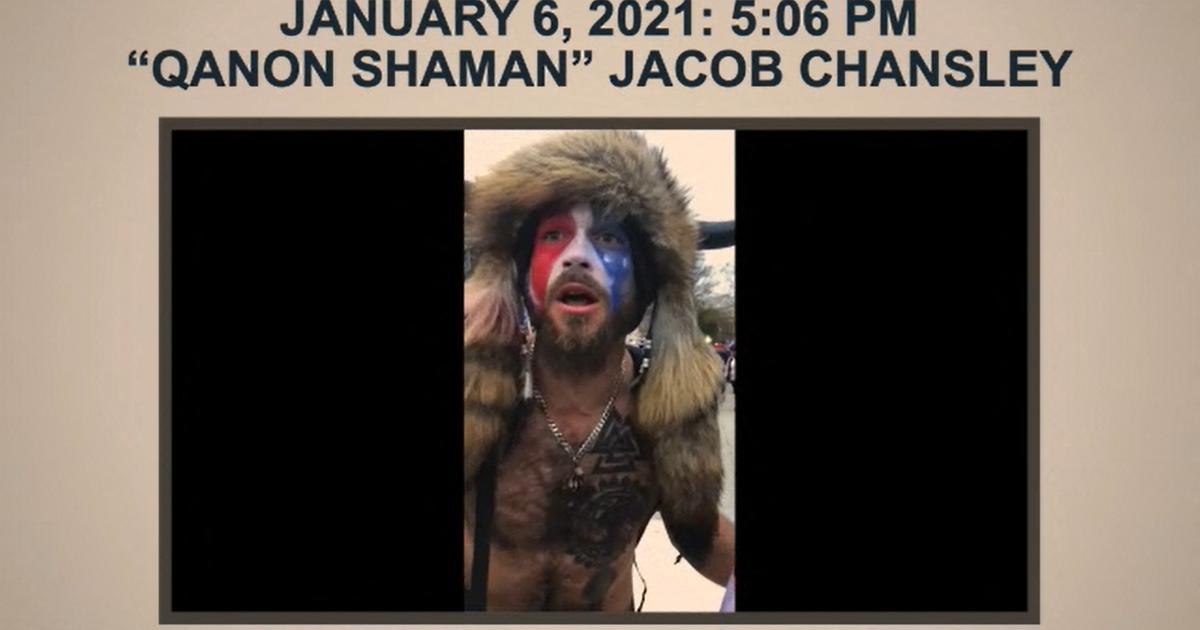 Le «chaman de QAnon», visage de l’assaut du Capitole, se retourne contre Donald Trump