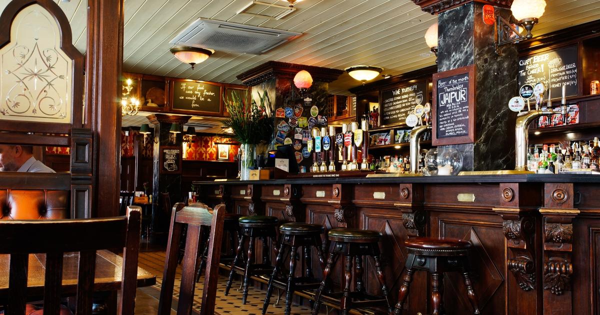 Piliers de la vie britannique, les pubs menacés par la réforme de la sécurité routière
